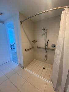 y baño con ducha y cortina de ducha. en BeachWalk 1B 1B Incredible View apartment 14 A, en Hallandale Beach