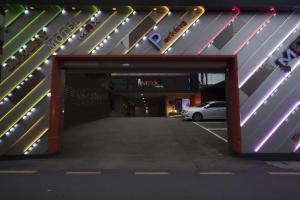 ein Tunnel mit einem Auto auf einem Parkplatz in der Unterkunft Max Motel - Sasang in Busan