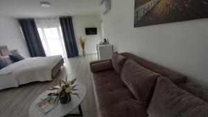 a living room with a couch and a coffee table at Lago d'argento sobe in Veliko Gradište