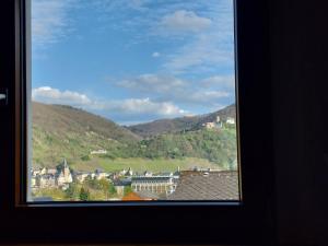 uma vista a partir de uma janela de uma cidade com montanhas em Dachgeschosswohnung mit Burgblick in Kues em Bernkastel-Kues