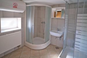 Vannituba majutusasutuses SOSTANJ VELENJE RAVNE SOBE ROOMS Vrtacnik d o o