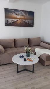 a living room with a couch and a table at Lago d'argento sobe in Veliko Gradište