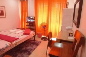 Amadeo的住宿－Misty Hills Guesthouse Amadeo - Tagaytay，一间卧室配有一张床、一张桌子和一张书桌