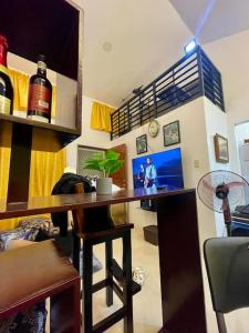 Amadeo的住宿－Misty Hills Guesthouse Amadeo - Tagaytay，一间设有酒吧的客房,提供一瓶葡萄酒