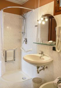ラツィーゼにあるHotel Castello S. Antonioのバスルーム(洗面台、トイレ、鏡付)