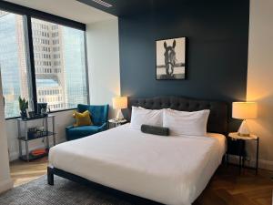 ダラスにあるMint House Dallas - Downtownの青い壁のベッドルーム1室(大型ベッド1台付)