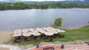an overhead view of a group of tables and umbrellas on a lake at Lago d'argento sobe in Veliko Gradište