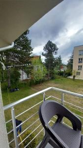 a table on a balcony with a view of a yard at Lago d'argento sobe in Veliko Gradište