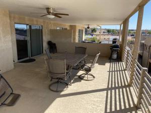 patio con mesa y sillas en el balcón en Boater’s Paradise, Kingsview 4th floor, on lake!, en Lake Havasu City