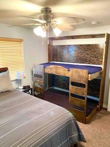 1 dormitorio con 1 cama y 1 litera con techo en Boater’s Paradise, Kingsview 4th floor, on lake!, en Lake Havasu City