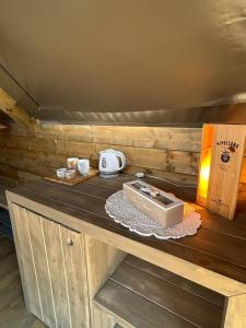 a wooden table with a microwave on top of it at GLAMPING SUITE IL GRILLO in Lamporecchio