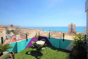 un balcón con vista al mar en CASATURIS NEWON APARTAMENTOS en EL CAMPELLO, en El Campello