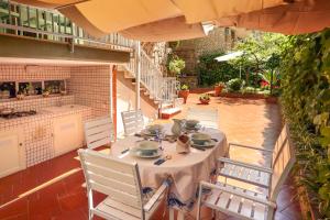 - une table et des chaises sur une terrasse à côté de la piscine dans l'établissement Garden House Giulia, à Sorrente