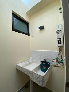 y baño con lavabo y espejo. en Loft Platino en Pachuca de Soto