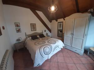 a bedroom with a bed and a dresser at Casa Graciano II in Ochagavía