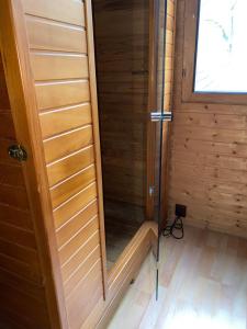 um quarto de madeira com uma porta e uma janela em Chata u certovych hlav 3 em Želízy