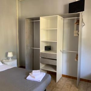 um quarto com uma cama e um closet em Hotel Helvetia em Milano Marittima