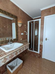 a bathroom with a tub and a sink and a shower at Terraza con vistas al mar Parking privado 120 mts, junto a la playa in Cullera