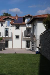 ein weißes Haus mit einer Treppe im Hof in der Unterkunft Il Giardino Segreto in Cividale del Friuli