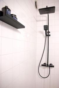 a shower in a bathroom with a shower head at Kaunis ydinkeskustan huoneisto in Tampere