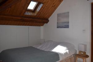 ein Schlafzimmer mit einem Bett mit Holzdecke in der Unterkunft Joli T3 centre de Briançon Serre-Chevalier, parking gratuit in Briançon