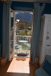 mit Blick auf einen Balkon mit einem Tisch und einem Tisch in der Unterkunft Joli T3 centre de Briançon Serre-Chevalier, parking gratuit in Briançon