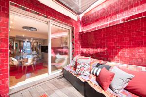 RARE! Appartement, 100m2, Climatisé - Port de Saint-Tropez في سانت تروبيز: غرفة مع جدار من الطوب الأحمر مع أريكة