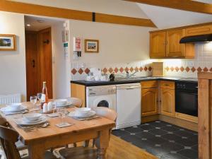 A kitchen or kitchenette at Flint Barn 
