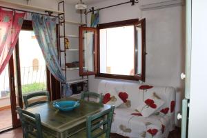 - un salon avec un canapé et une table dans l'établissement Charming flat in Santa Teresa Gallura, à Santa Teresa Gallura