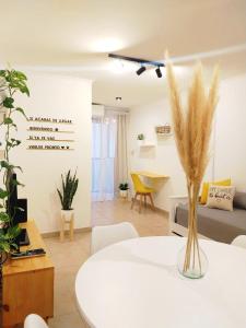 salon z białym stołem i wazą trawy w obiekcie NUEVA CORDOBA Apartamento ILLIA, Excelente ubicación!!! w Córdobie