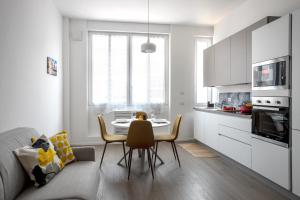 A kitchen or kitchenette at [Navigli - Center] Modern Suite, Fast Wi-Fi & Tram Még 10 kép