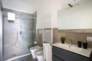 A bathroom at [Navigli - Center] Modern Suite, Fast Wi-Fi & Tram