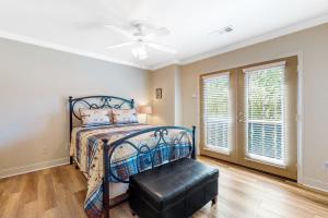 Llit o llits en una habitació de Riverside Trout Cottage