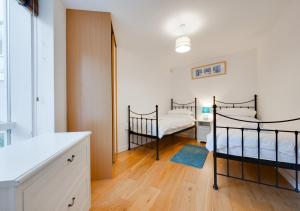 een slaapkamer met 2 aparte bedden in een kamer bij Turnstones in Southwold