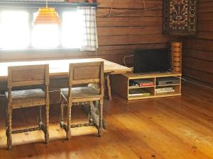賴特維克的住宿－Holiday home RÄTTVIK，餐桌、两把椅子和电视
