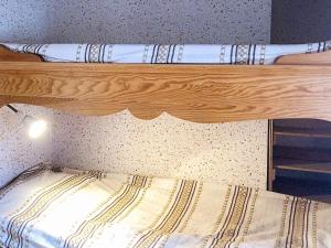 Holiday home RÄTTVIK في راتفيك: سريرين بطابقين في غرفة مع رف خشبي