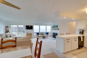 DewittvilleにあるLakefront Dewittville Condo with Private Deck!のキッチン、リビングルーム(ソファ、テーブル付)