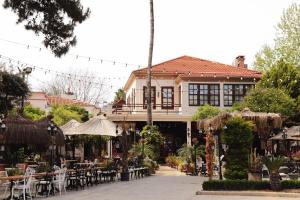 un ristorante con tavoli e sedie di fronte a un edificio di Antalyaloft a Antalya (Adalia)