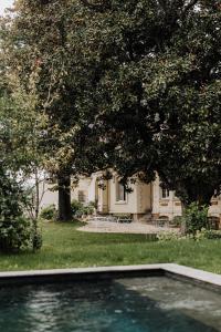 une maison avec une piscine dans la cour dans l'établissement Maison Jullian, à Béziers