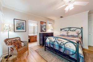 Un pat sau paturi într-o cameră la Riverside Trout Haven