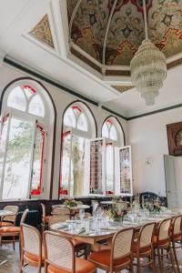 a dining room with a long table and chairs at Maison Jullian in Béziers