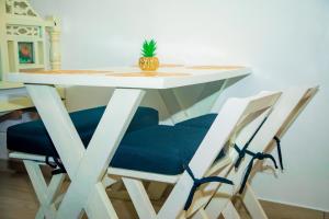 een tafel en stoelen met een ananas erop bij Nay homes - Mtwapa pride in Mtwapa