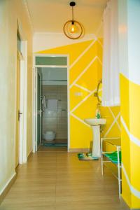 een gele badkamer met een wastafel en een toilet bij Nay homes - Mtwapa pride in Mtwapa