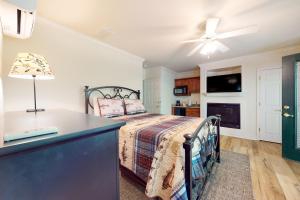 Un pat sau paturi într-o cameră la Riverside Trout Retreat