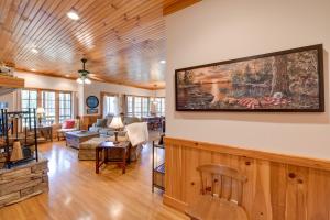 Φωτογραφία από το άλμπουμ του Deck and Golf Course Views Inviting Cashiers Condo σε Cashiers