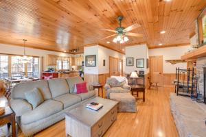 Φωτογραφία από το άλμπουμ του Deck and Golf Course Views Inviting Cashiers Condo σε Cashiers