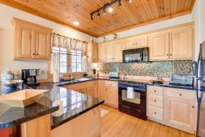 Φωτογραφία από το άλμπουμ του Deck and Golf Course Views Inviting Cashiers Condo σε Cashiers