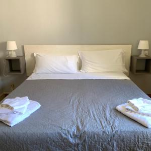 Una cama con dos toallas encima. en Hotel Helvetia, en Milano Marittima