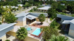 uma vista aérea de uma casa com piscina em The Julianadorp Villas em Willemstad