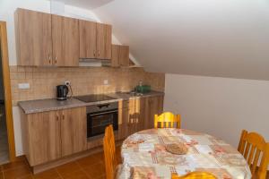 Il dispose d'une cuisine avec une table et une cuisinière. dans l'établissement Apartmán Tereza, à Poděbrady